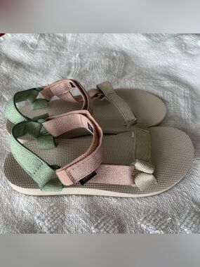 8 NEW Teva Ladies Sandals